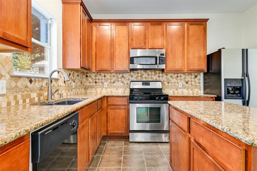 20308 Farm Pond LN