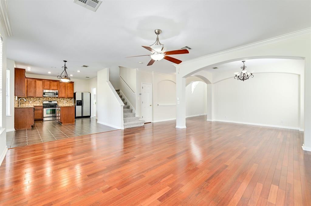 20308 Farm Pond LN