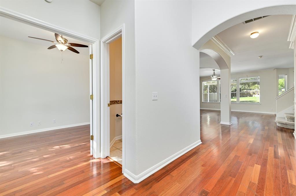 20308 Farm Pond LN