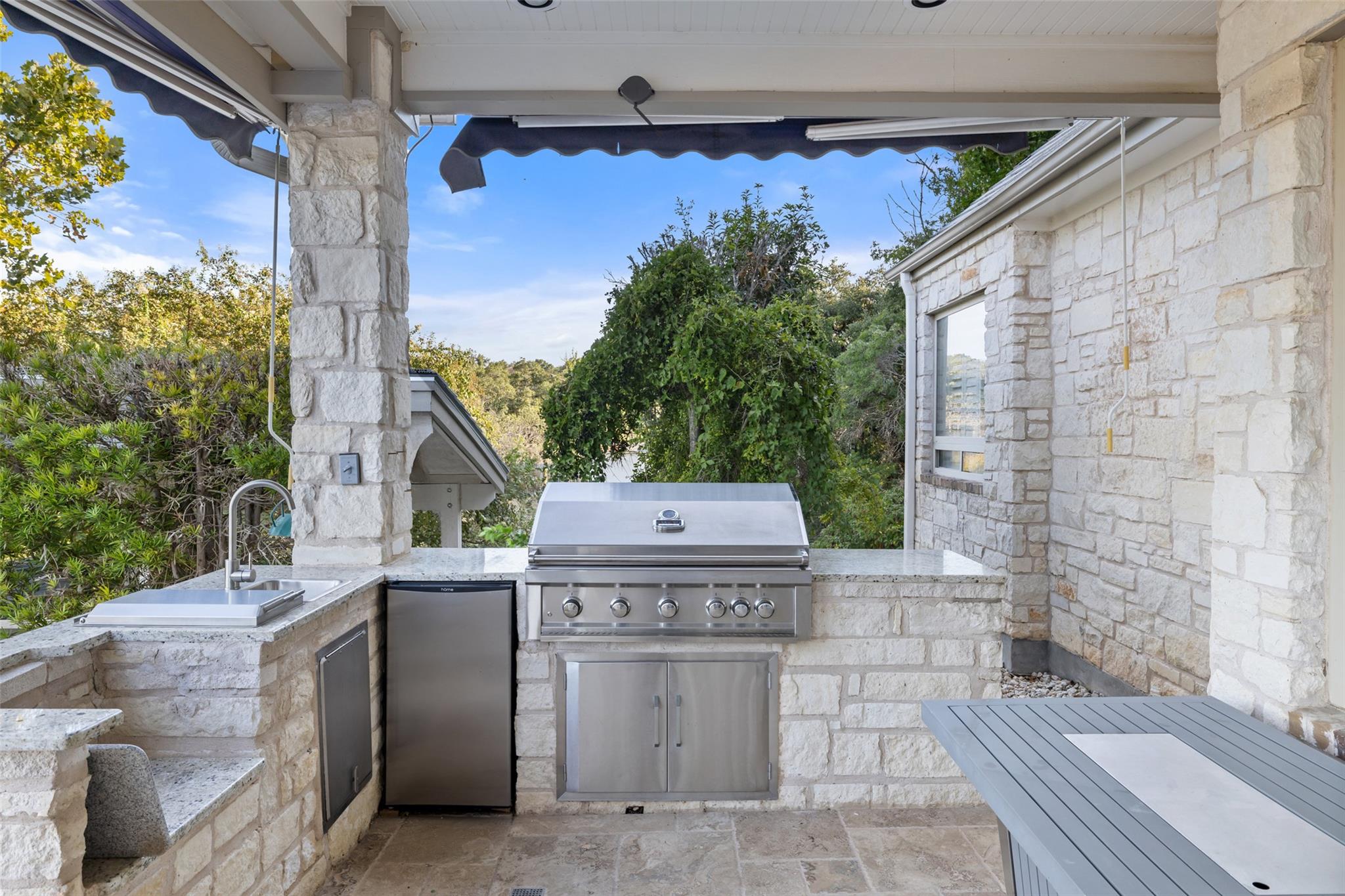 805 Brooks Hollow RD