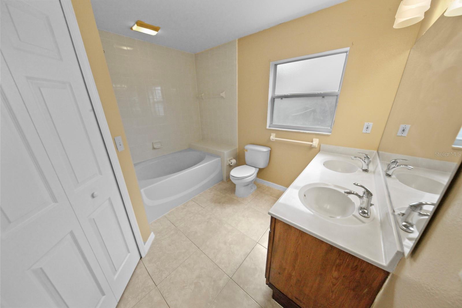 12250 Woodglen Cir 