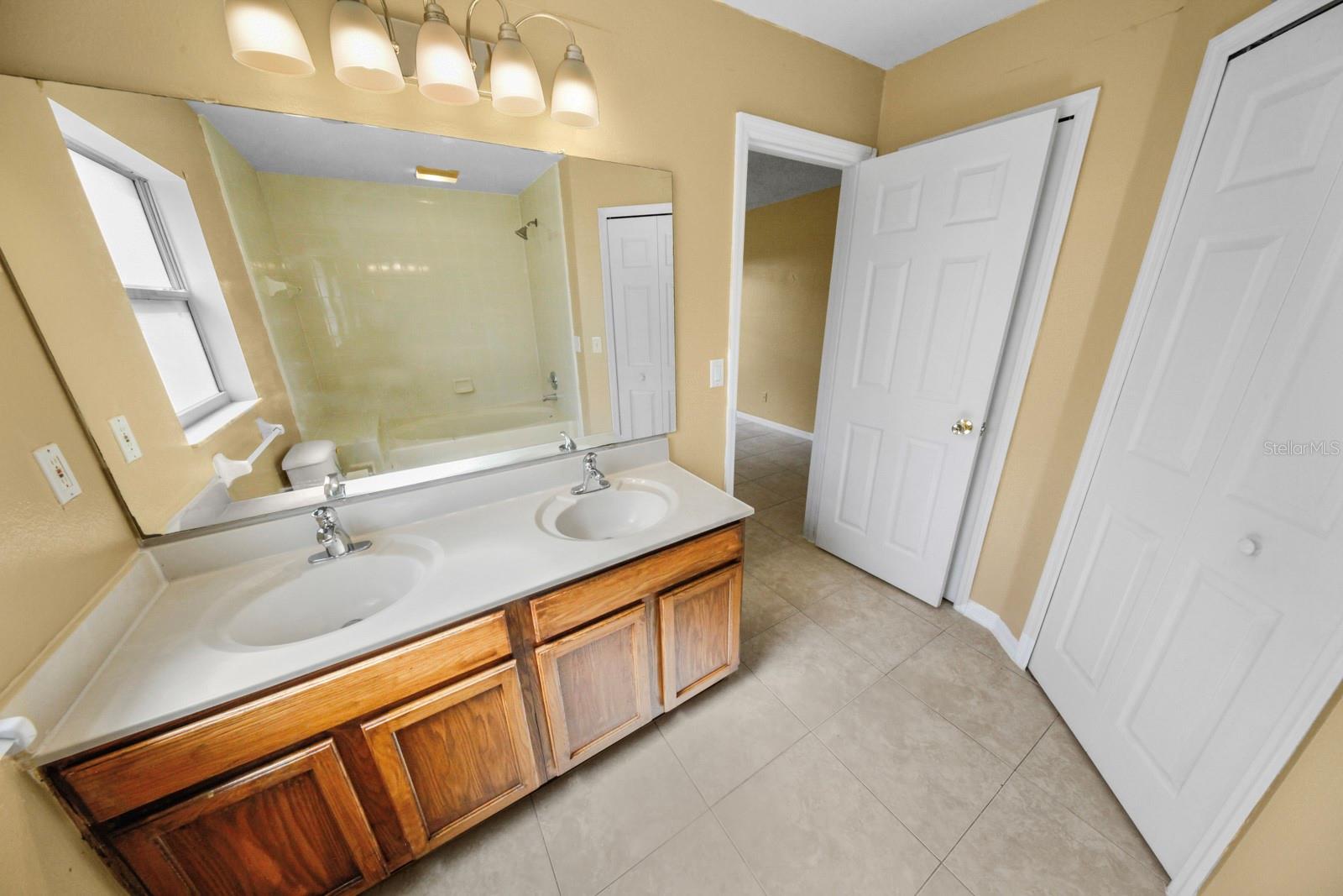 12250 Woodglen Cir 