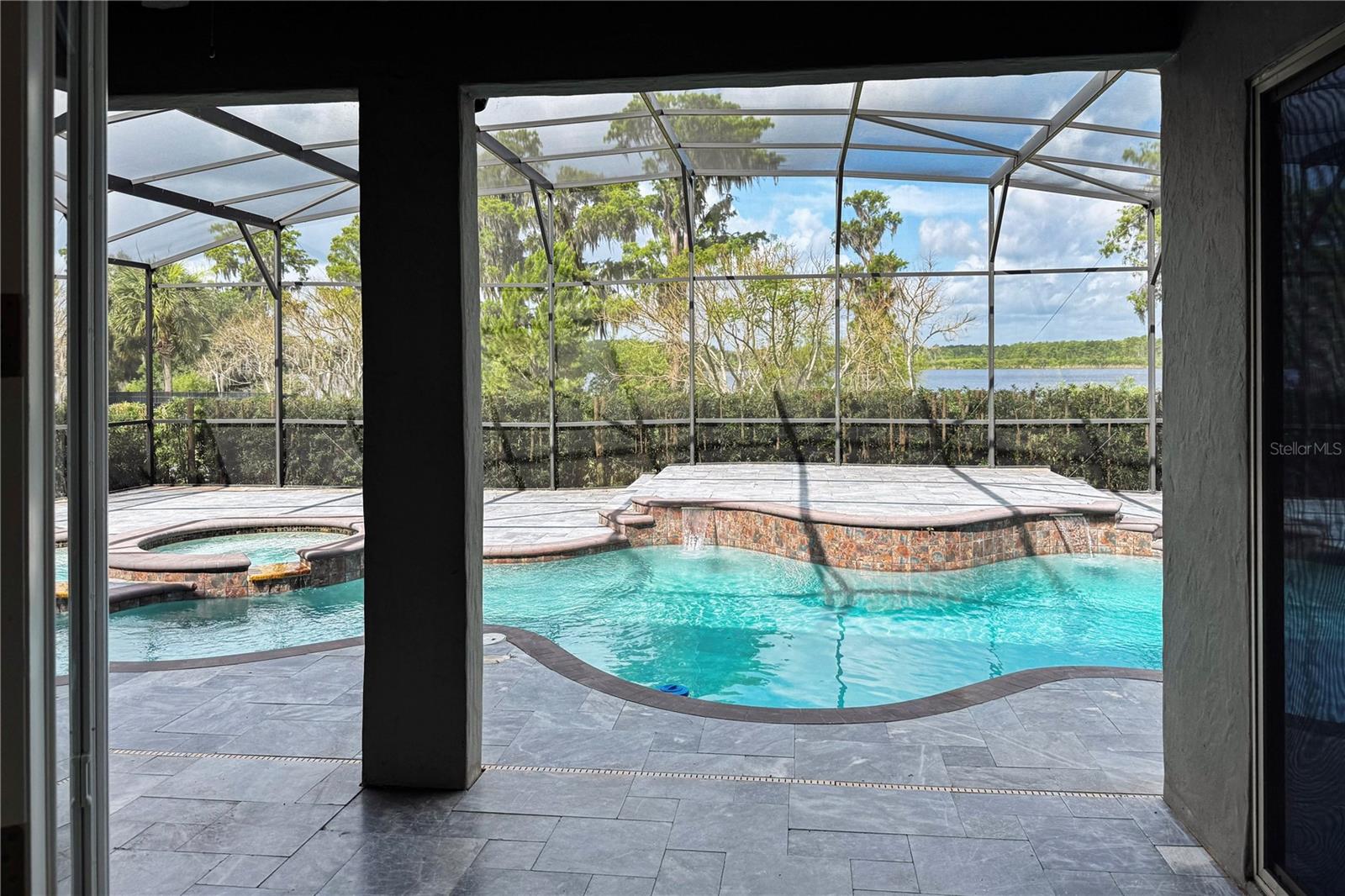 8394 LOOKOUT POINTE DR