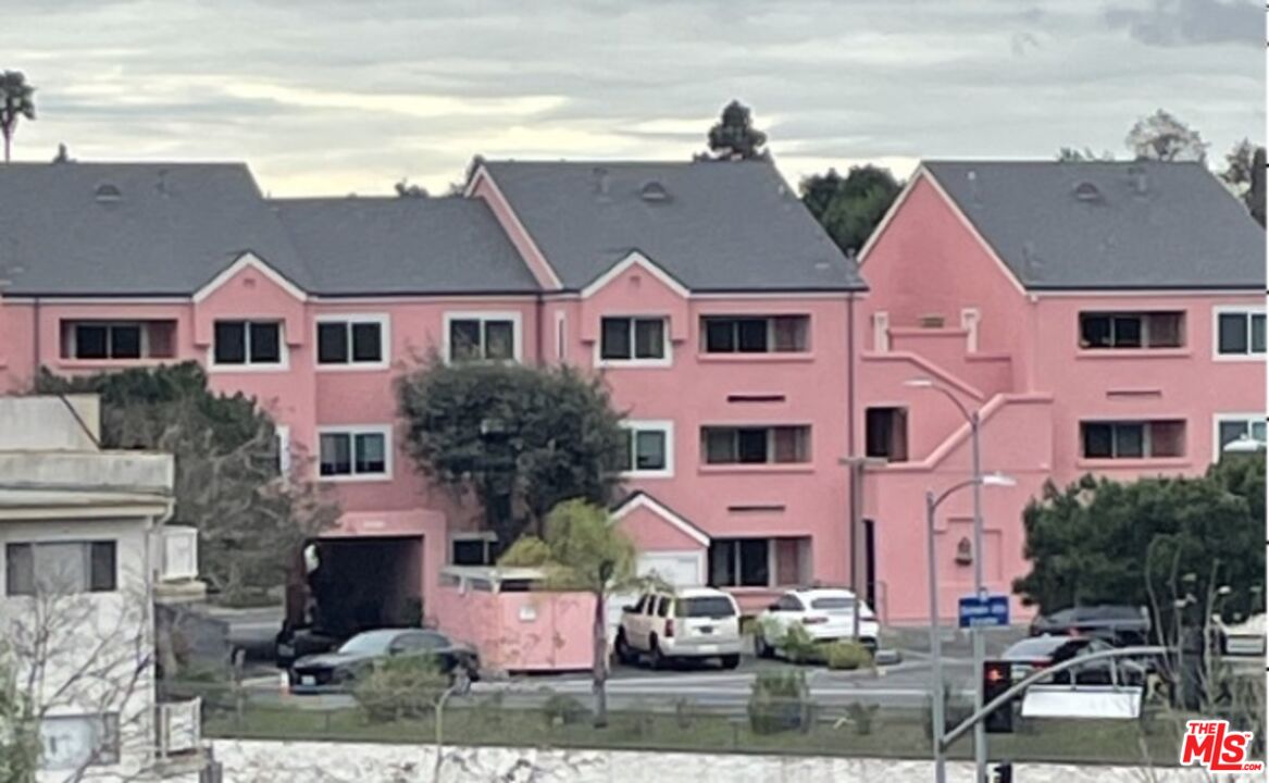 4810 S La Brea Ave Unit: 210