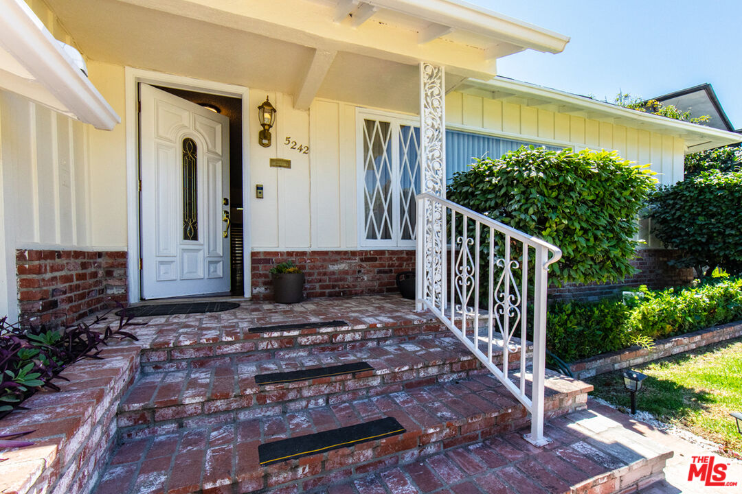 5242 Veronica St