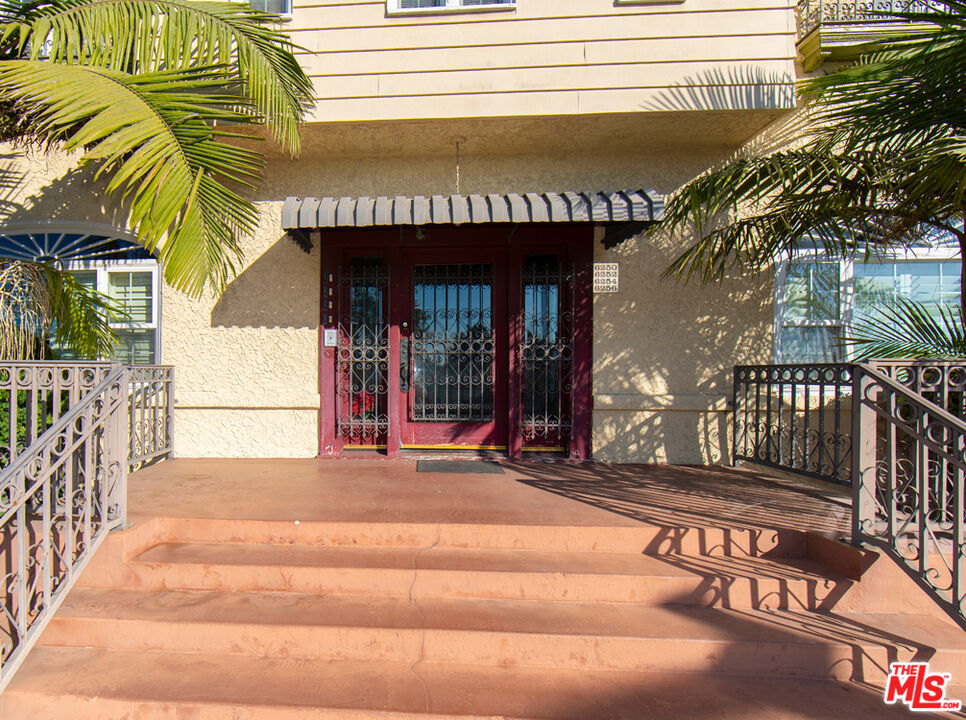 6254 S Van Ness Ave