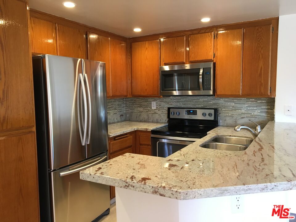 4810 S La Brea Ave Unit: 202