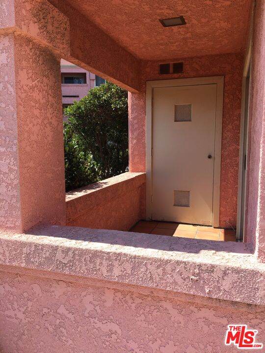 4810 S La Brea Ave Unit: 202