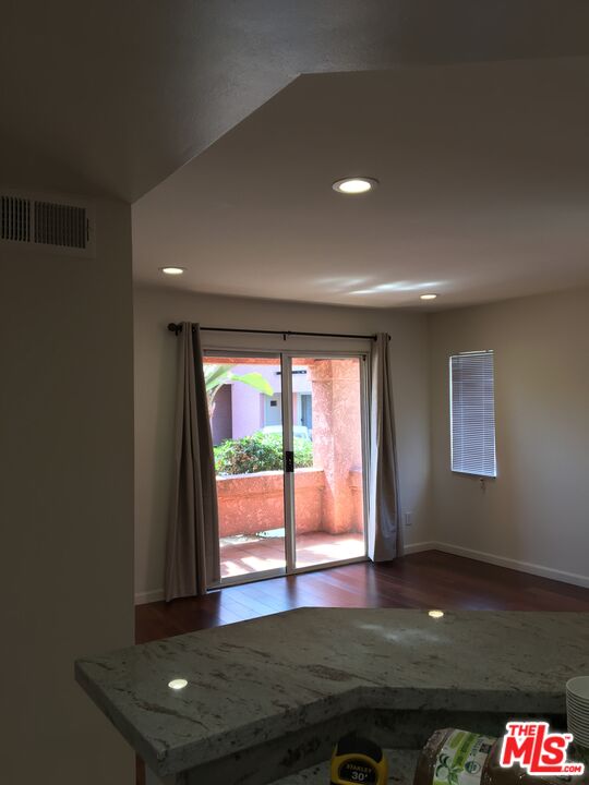 4810 S La Brea Ave Unit: 202