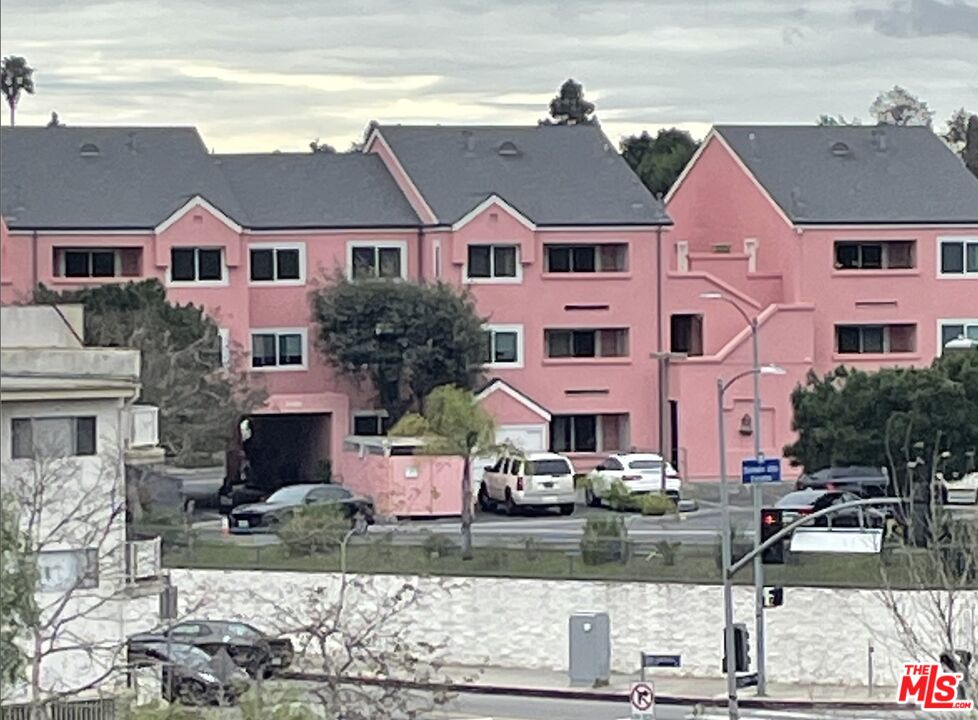 4810 S La Brea Ave Unit: 205