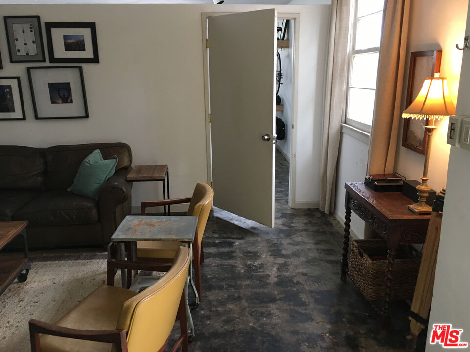 5422 W Washington Blvd