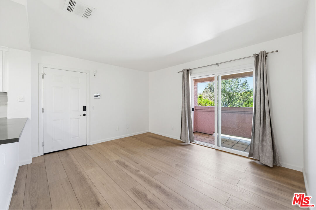 4810 S La Brea Ave Unit: 210