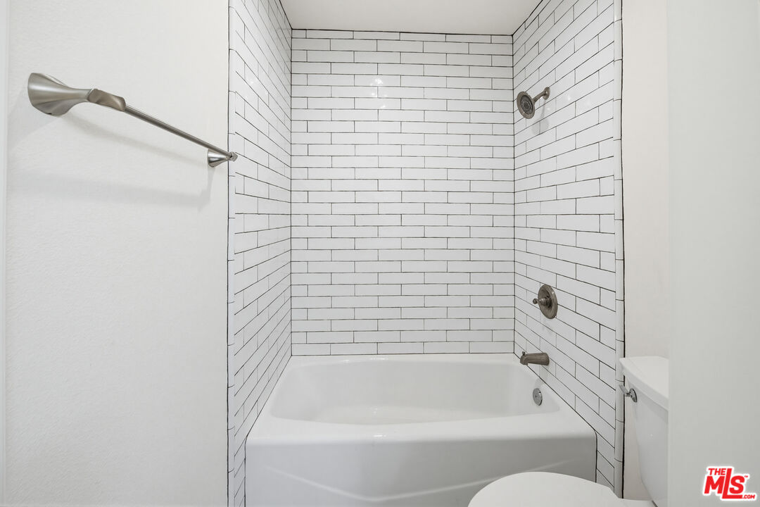 4810 S La Brea Ave Unit: 210