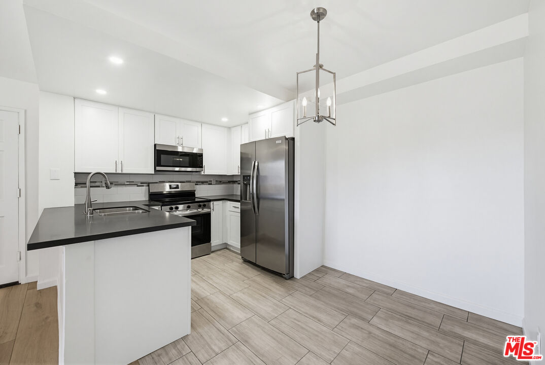 4810 S La Brea Ave Unit: 301