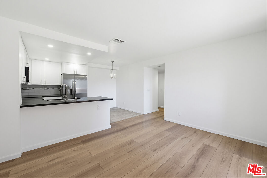 4810 S La Brea Ave Unit: 301