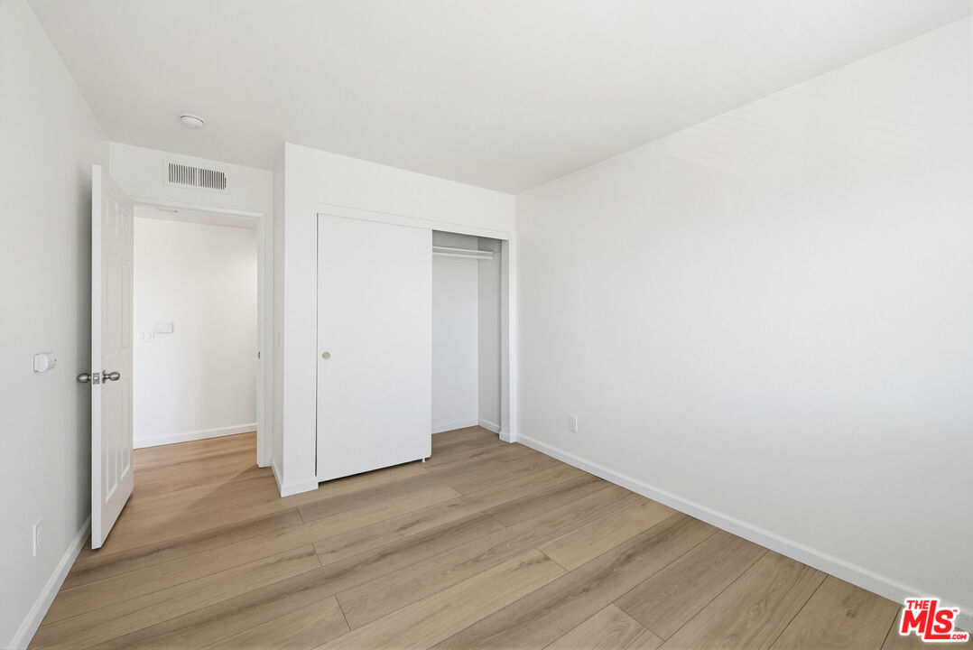 4810 S La Brea Ave Unit: 301