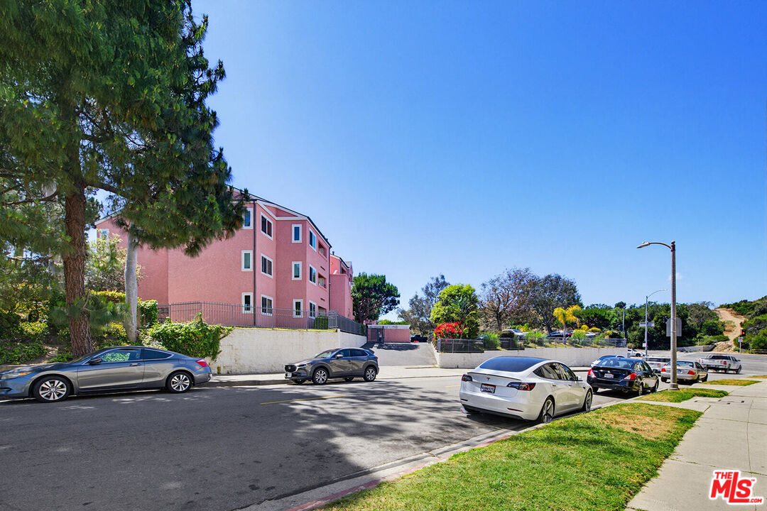 4810 S La Brea Ave Unit: 301