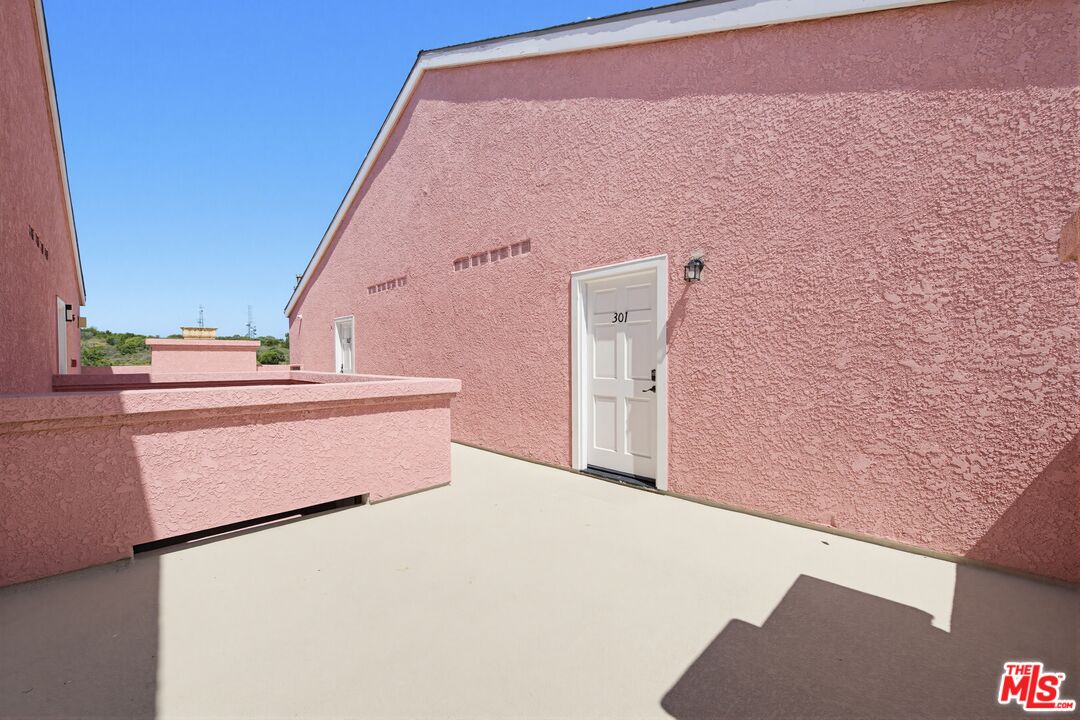 4810 S La Brea Ave Unit: 301