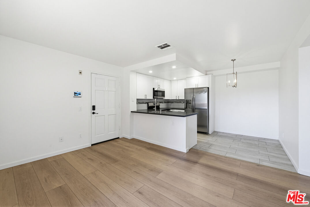 4810 S La Brea Ave Unit: 301