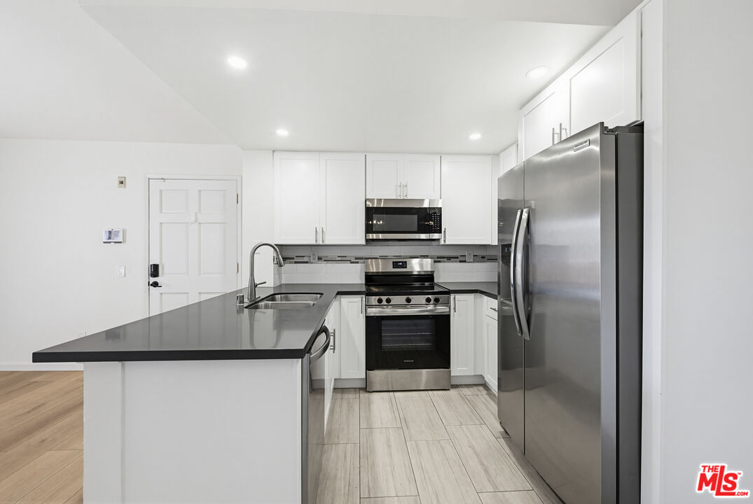 4810 S La Brea Ave Unit: 301