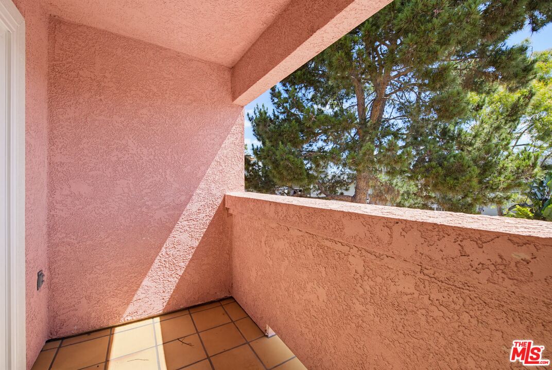 4810 S La Brea Ave Unit: 301