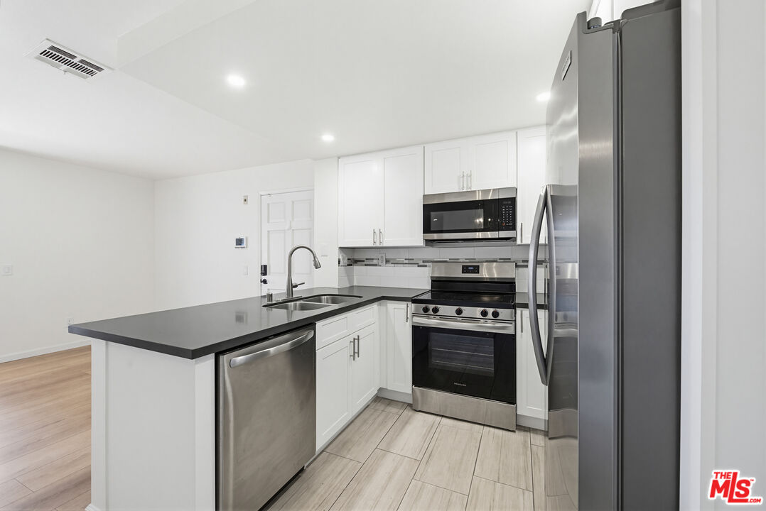 4810 S La Brea Ave Unit: 301