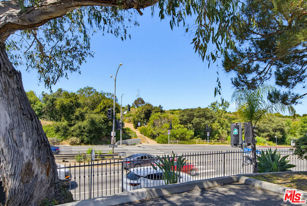 4810 S La Brea Ave Unit: 301