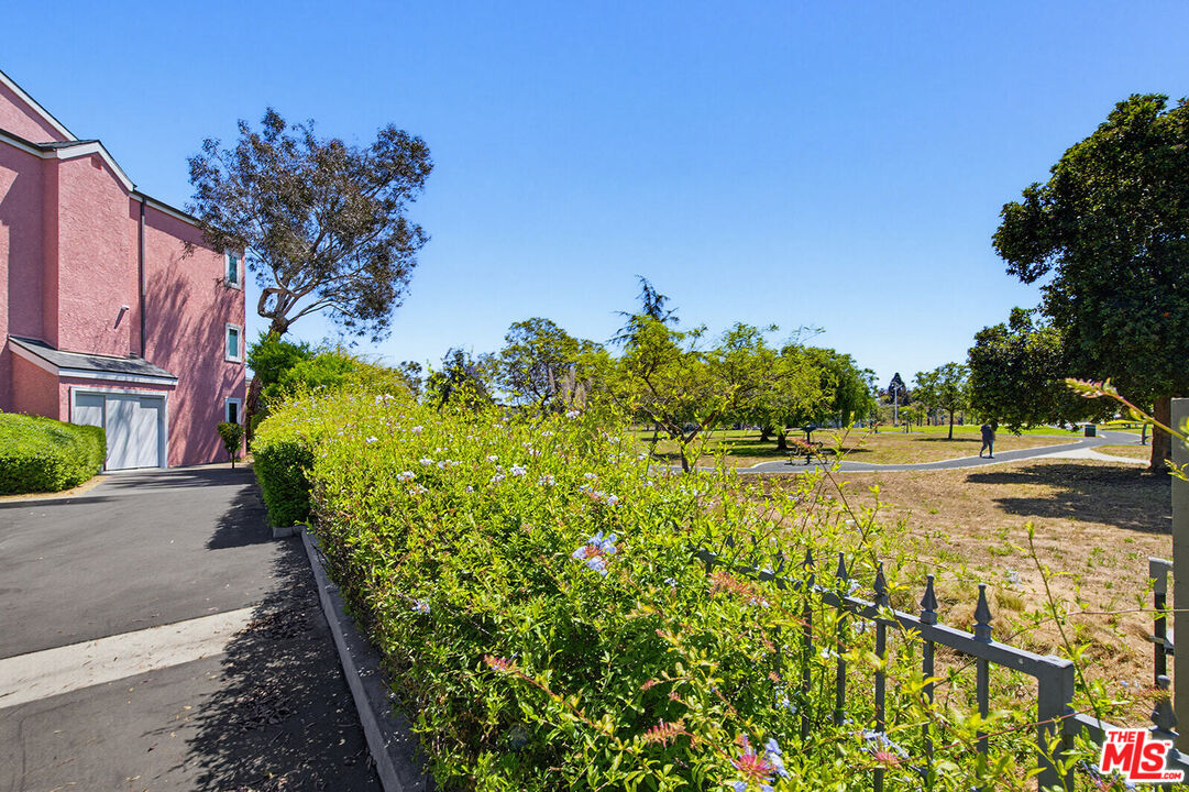 4810 S La Brea Ave Unit: 301