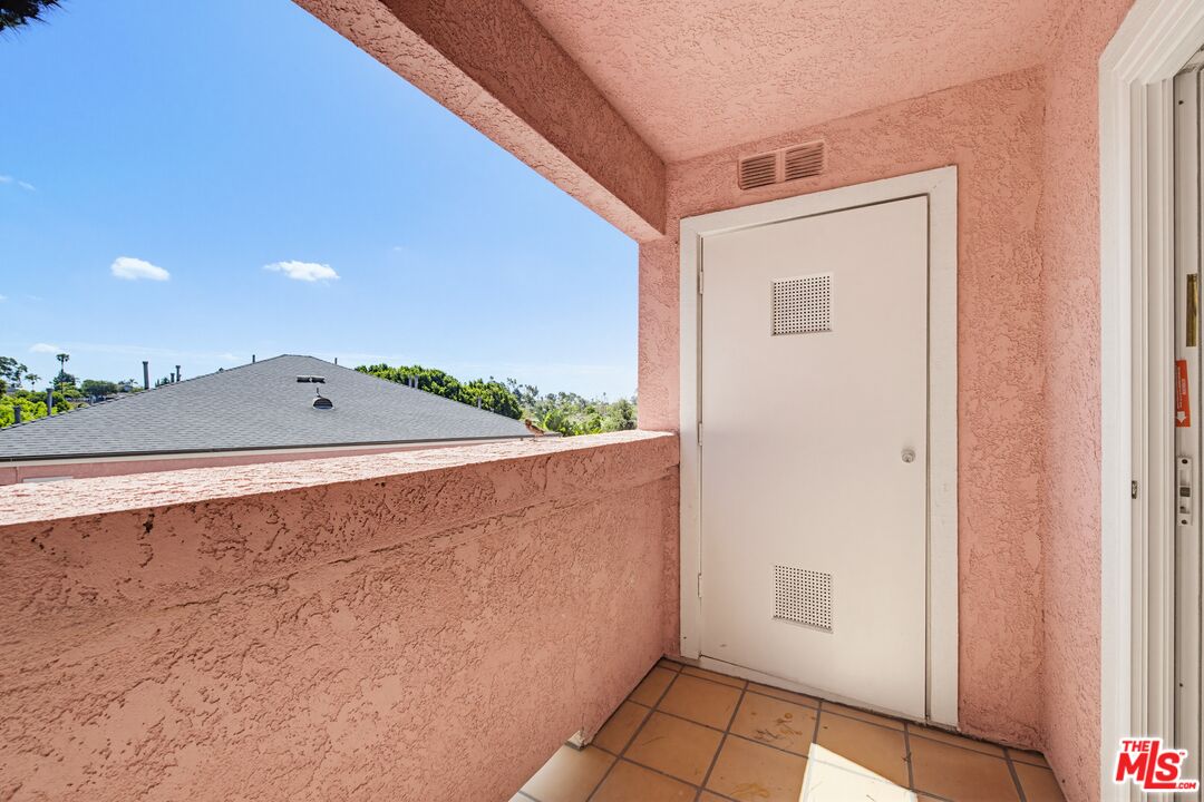 4810 S La Brea Ave Unit: 301