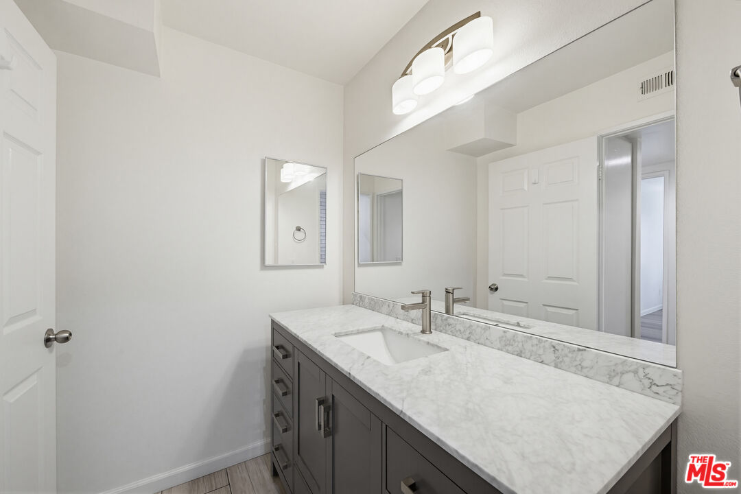 4810 S La Brea Ave Unit: 301