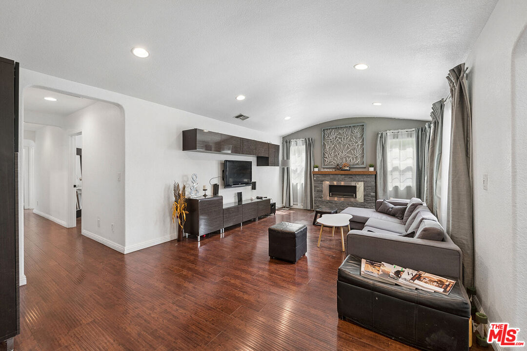 3707 Exposition Blvd