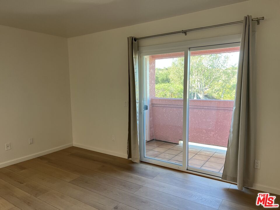 4810 S La Brea Ave Unit: 209