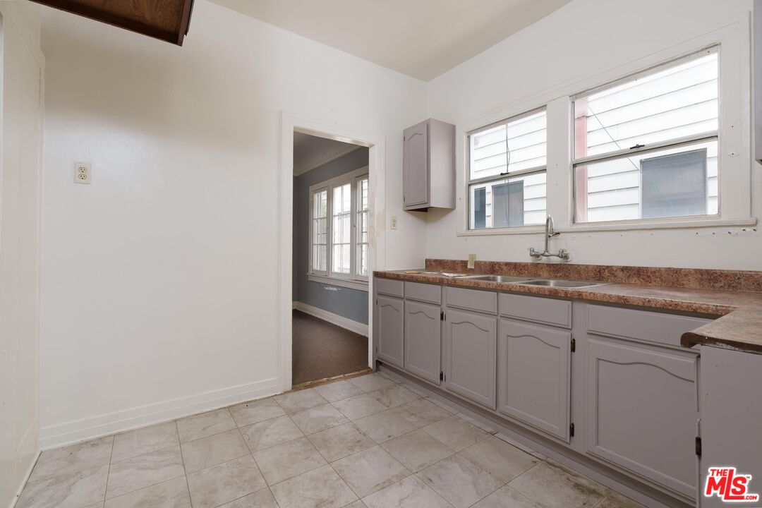 4056 W 21st St Unit: 4056-4058