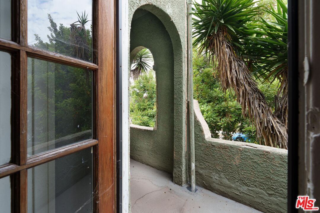 4056 W 21st St Unit: 4056-4058