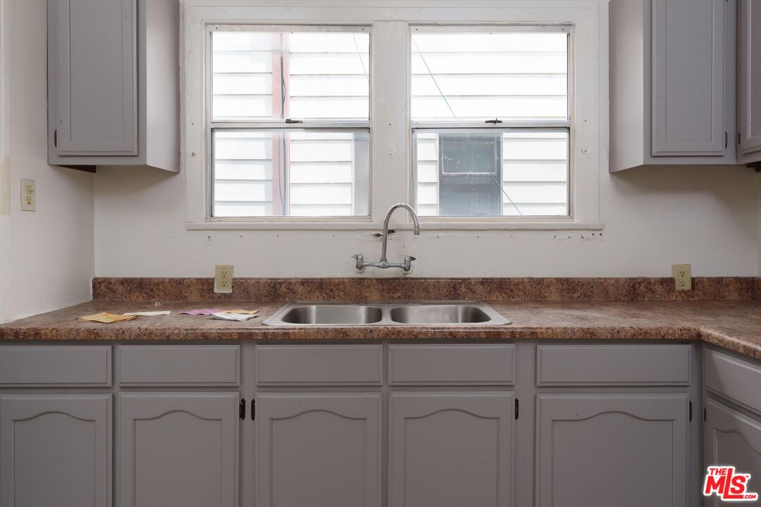 4056 W 21st St Unit: 4056-4058