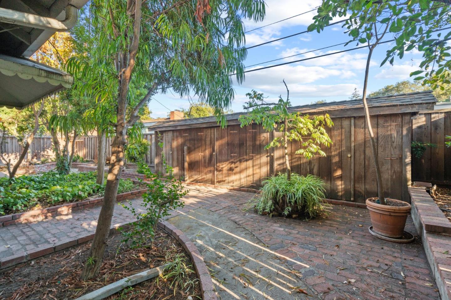 2032 Lynwood TER
