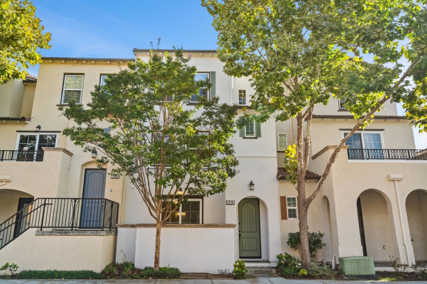 1938 Hillebrant Place