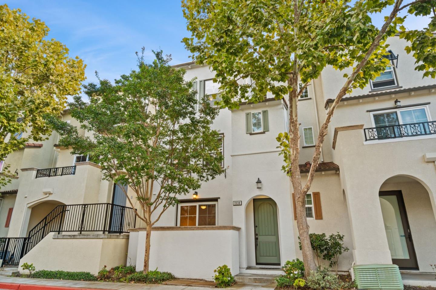 1938 Hillebrant Place