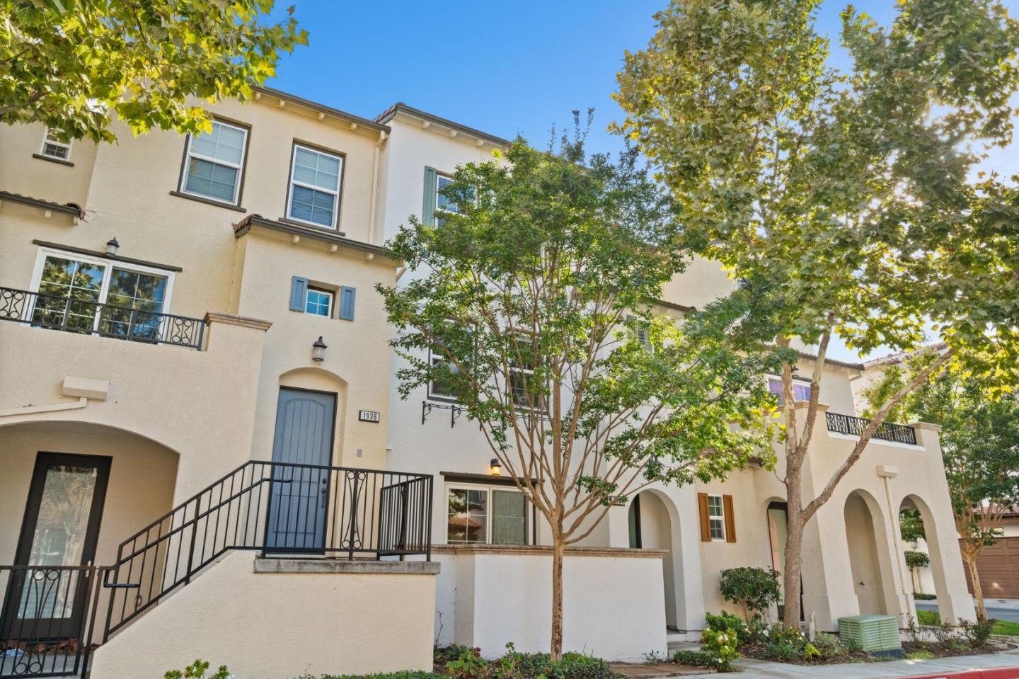 1938 Hillebrant Place