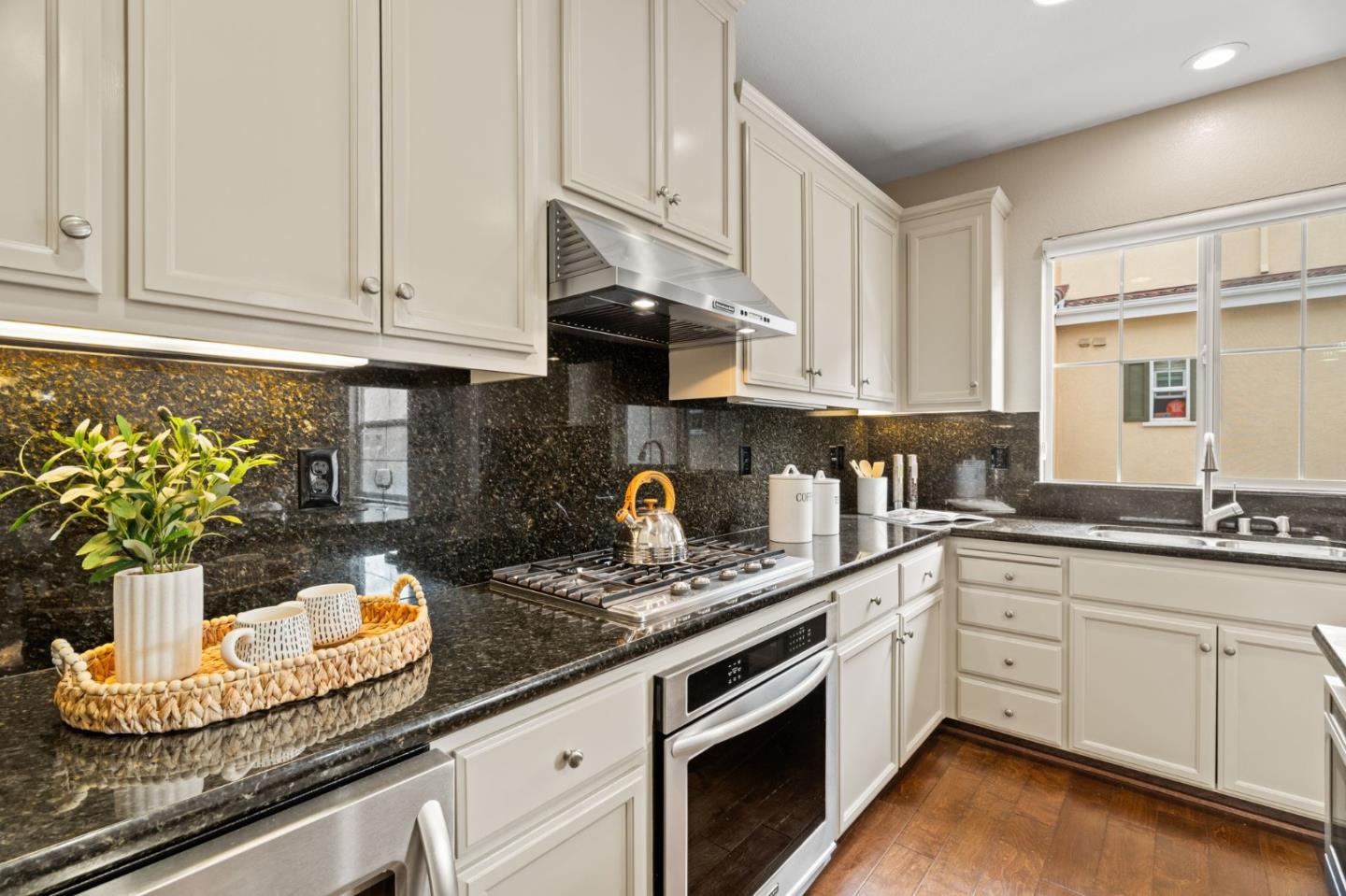 1938 Hillebrant Place