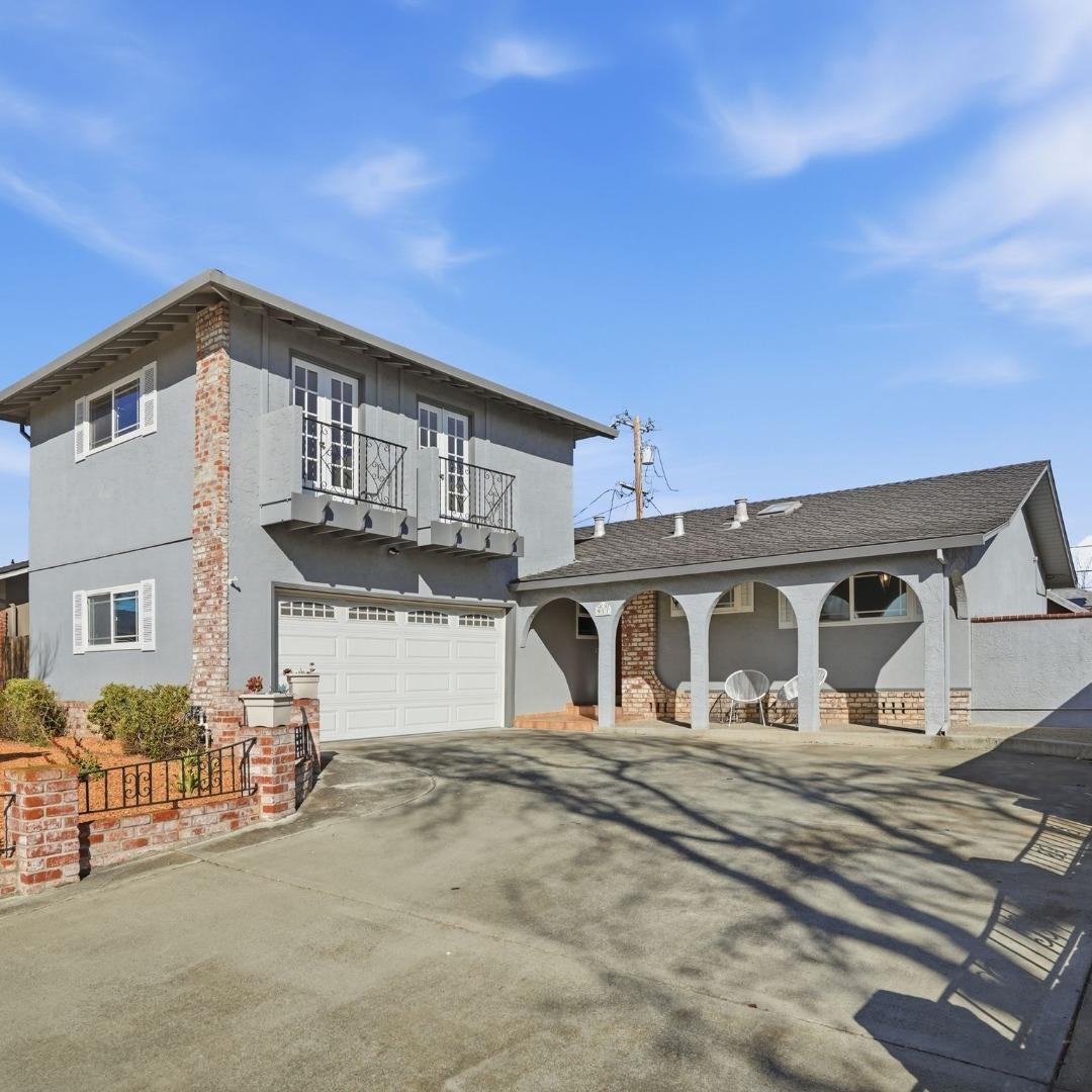 911 Inverness Way