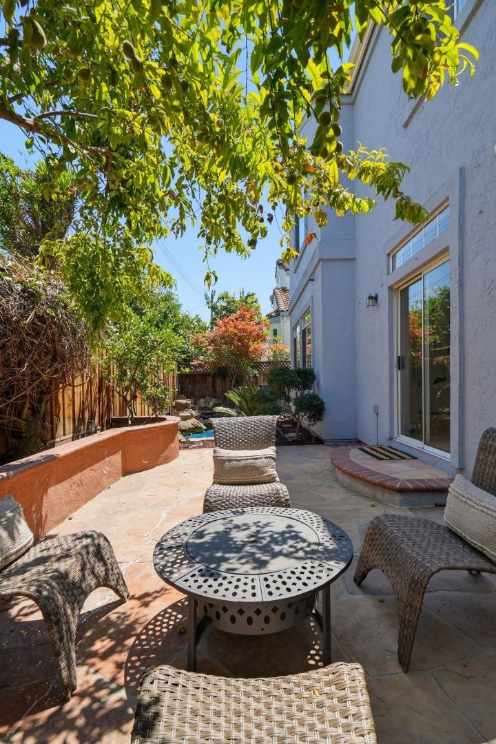 2325 De Varona PL