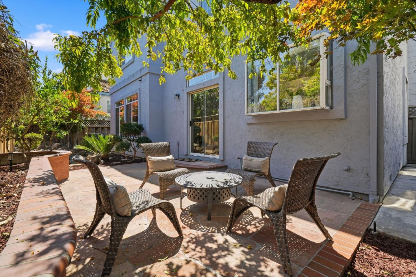 2325 De Varona PL