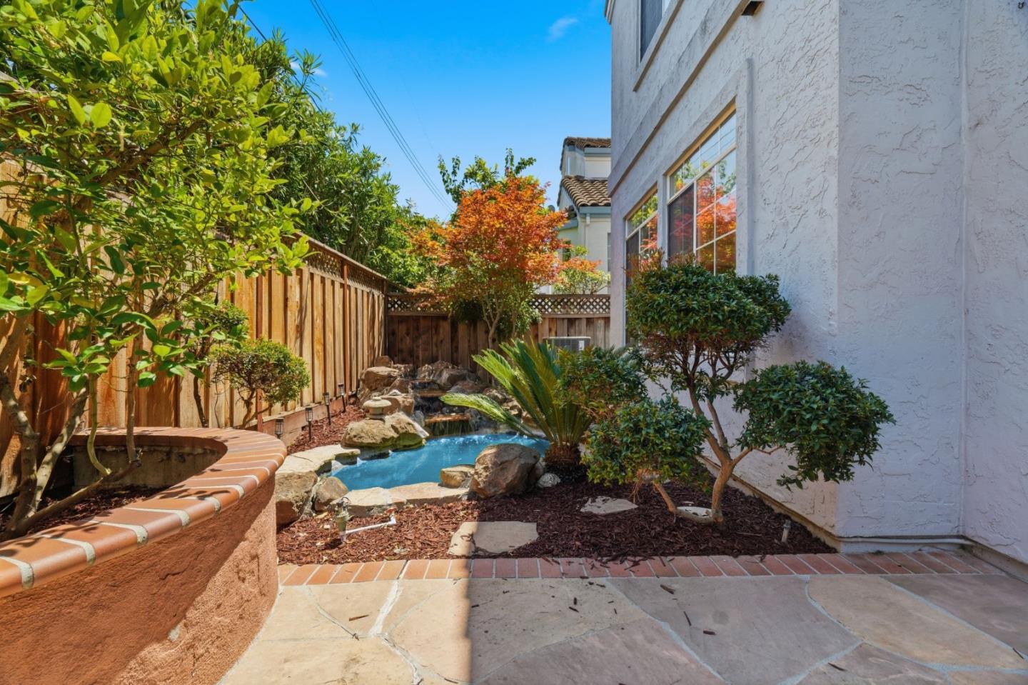 2325 De Varona PL
