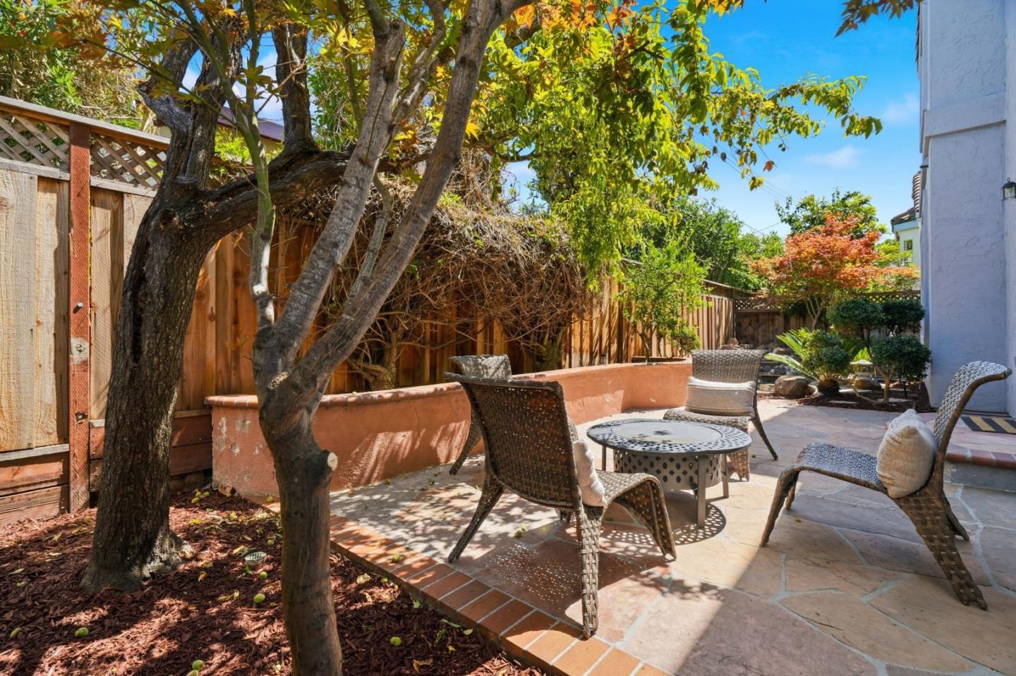 2325 De Varona PL