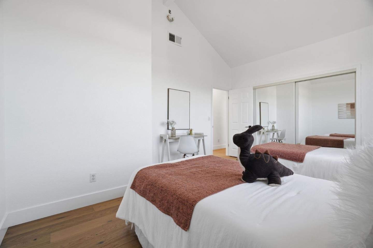 2325 De Varona PL