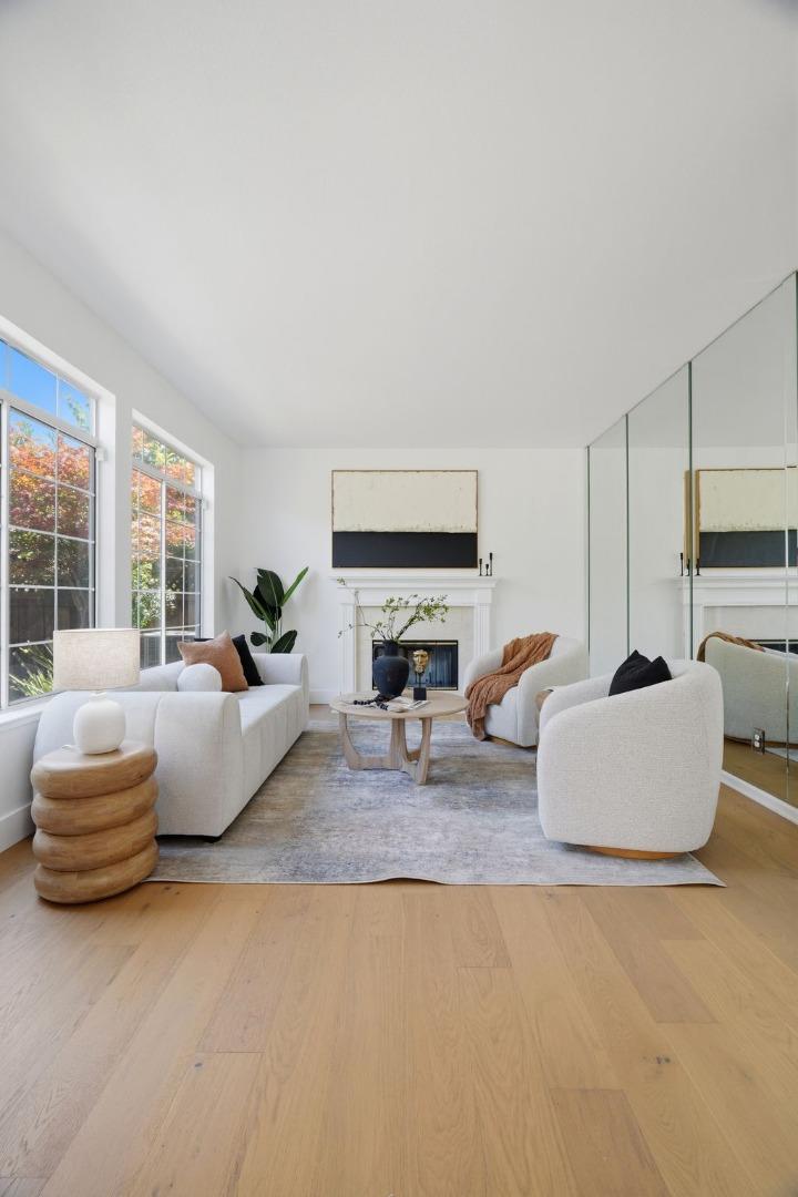 2325 De Varona PL