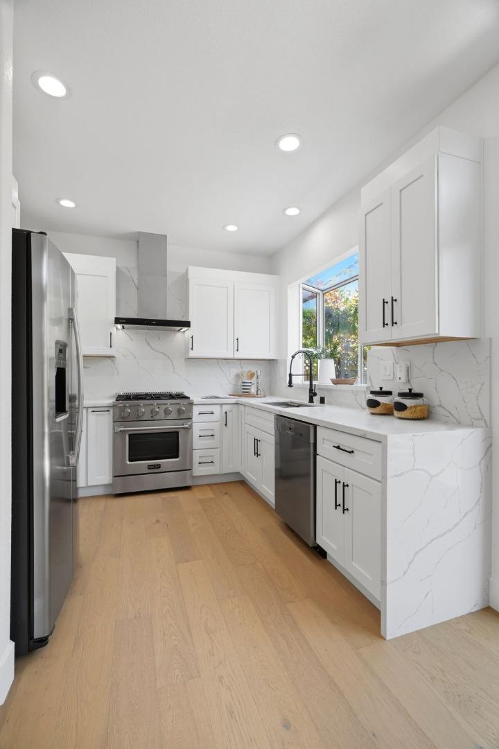 2325 De Varona PL