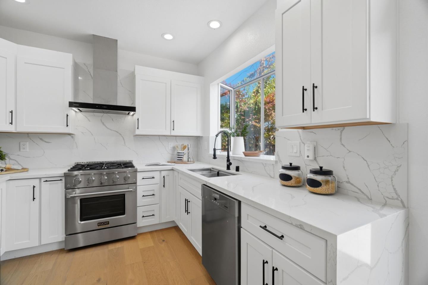 2325 De Varona PL