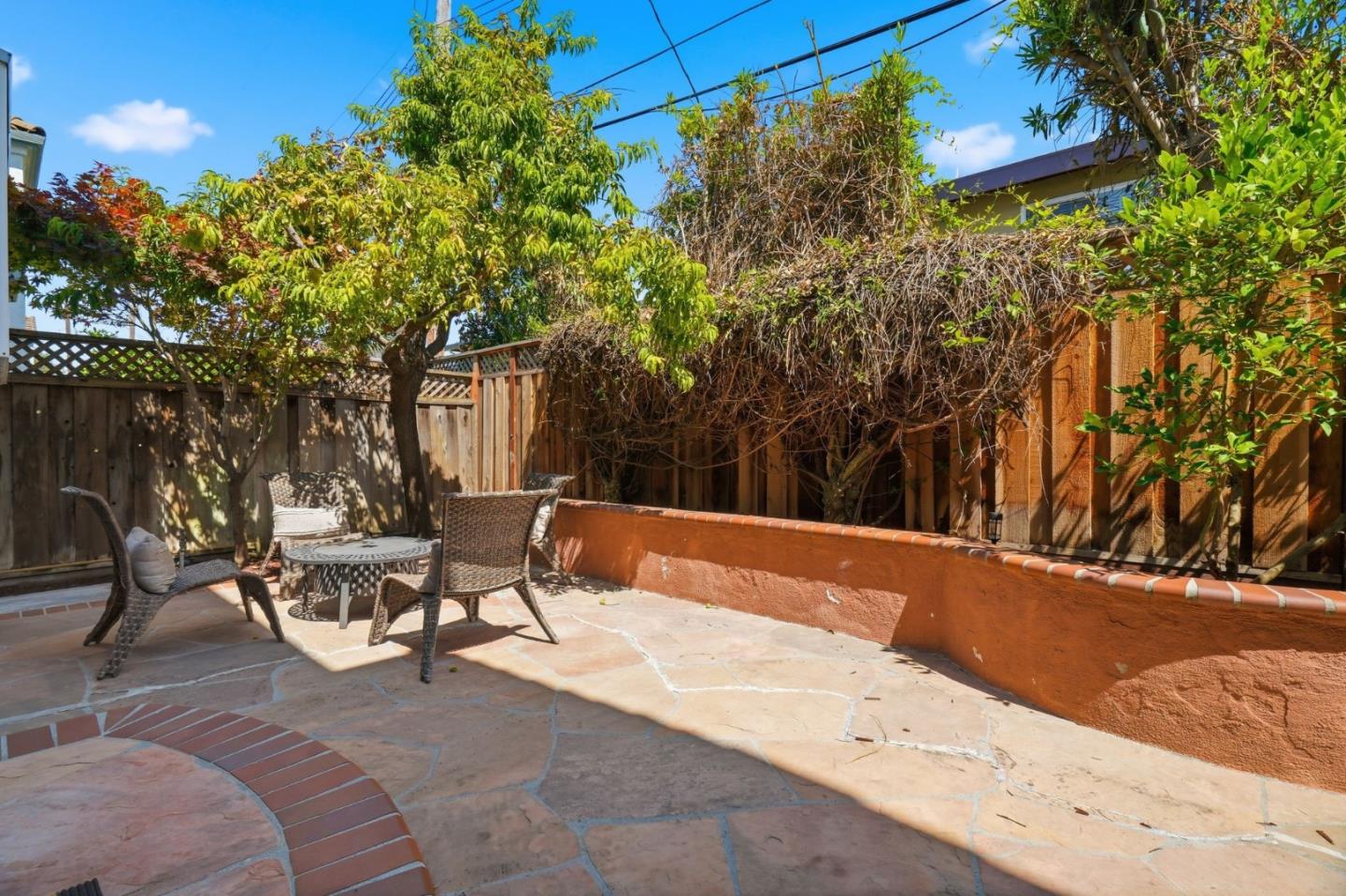 2325 De Varona PL